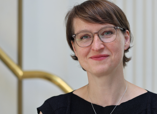 Porträt einer Frau mit Brille