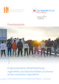 Gruppe steht bei Sonnenuntergang hinten
