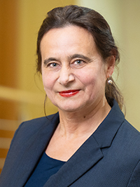 Lucia Dietlmeier: ©Michael Lüder Porträt einer Frau im Blazer