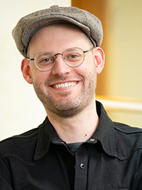 Stefan Manthei: ©Catrin Wolf Lächelnder Mann mit Brille und Mütze