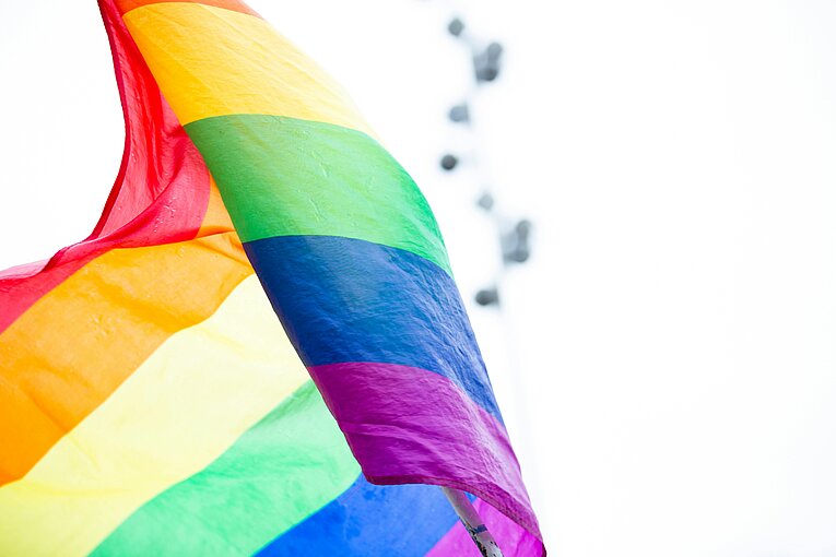 Regenbogenflagge im Wind