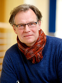 Matthias Teut: ©Catrin Wolf Porträt eines Mannes mit Brille und Schal