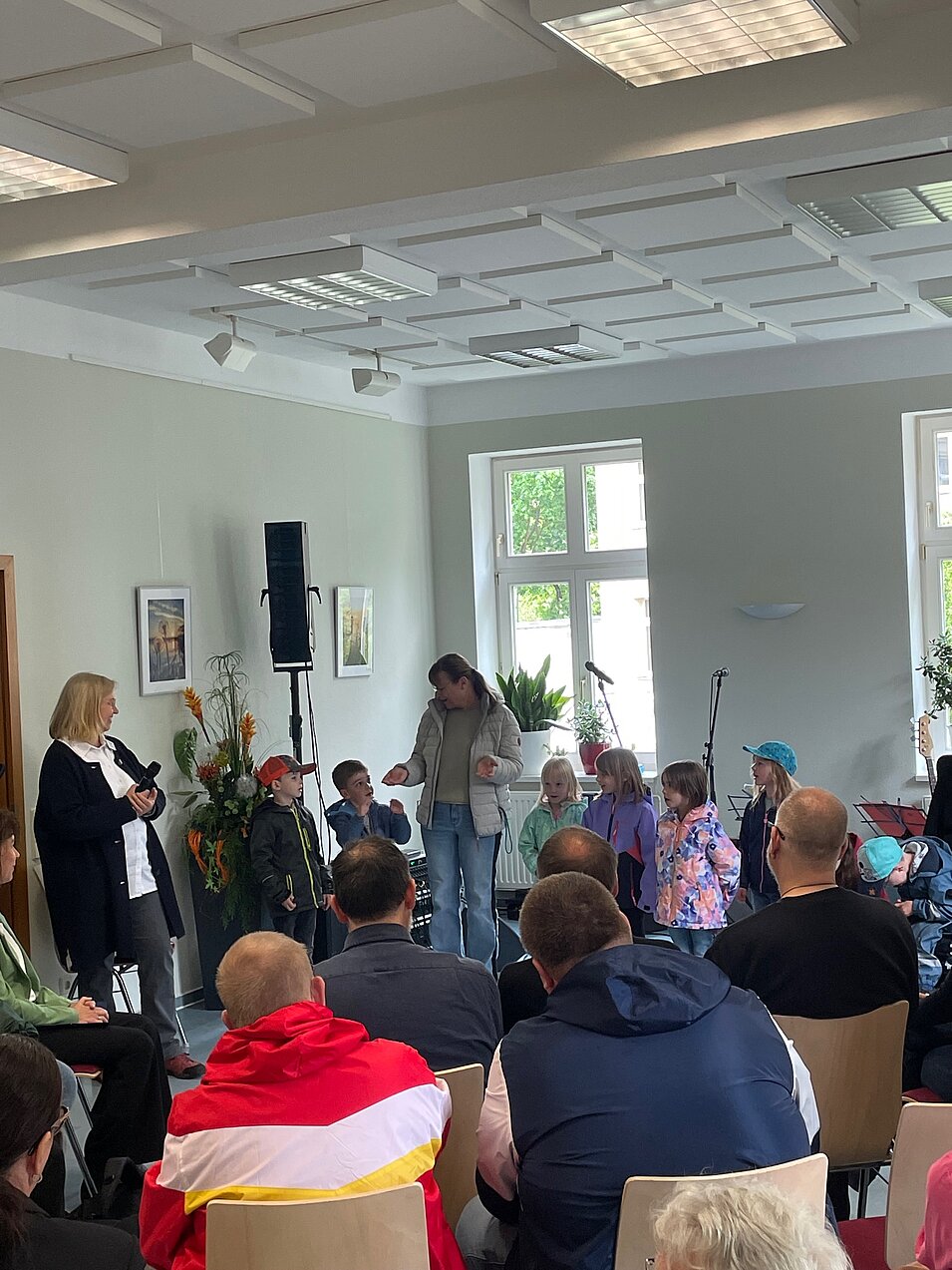 Kindergruppe bei Auftritt im Saal