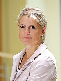 Doreen Nega: ©Catrin Wolf Porträt einer Frau in heller Bluse