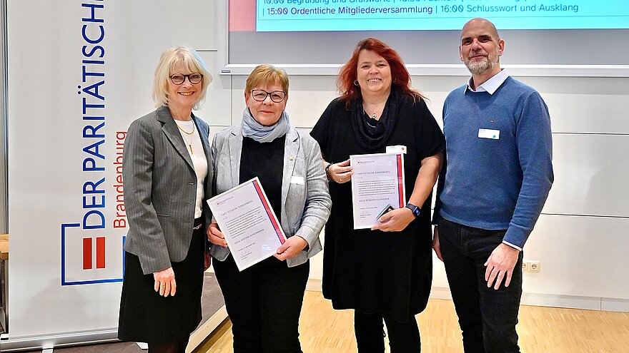 Gruppenfoto bei Urkundenübergabe