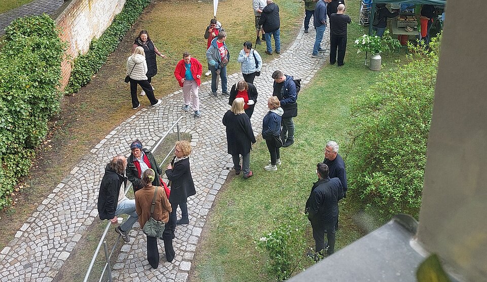 Menschen treffen sich im Hof am Zelt