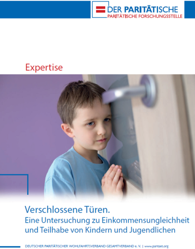 Junge lehnt an geschlossener Tür
