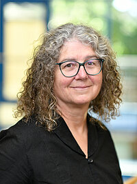 Porträt einer Frau mit Brille