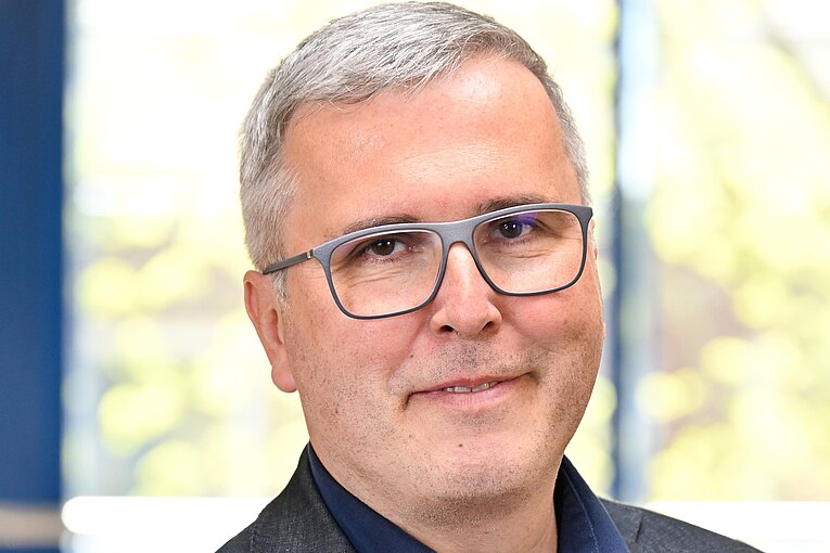 Porträt Alexander Laesicke mit Brille