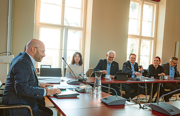 Sitzung am Konferenztisch