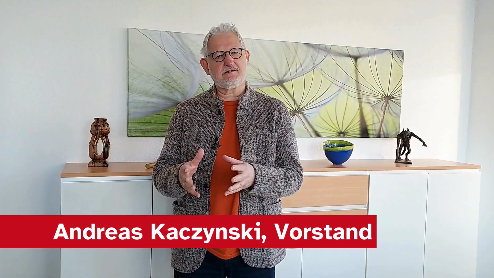 Mann spricht vor Wandbild