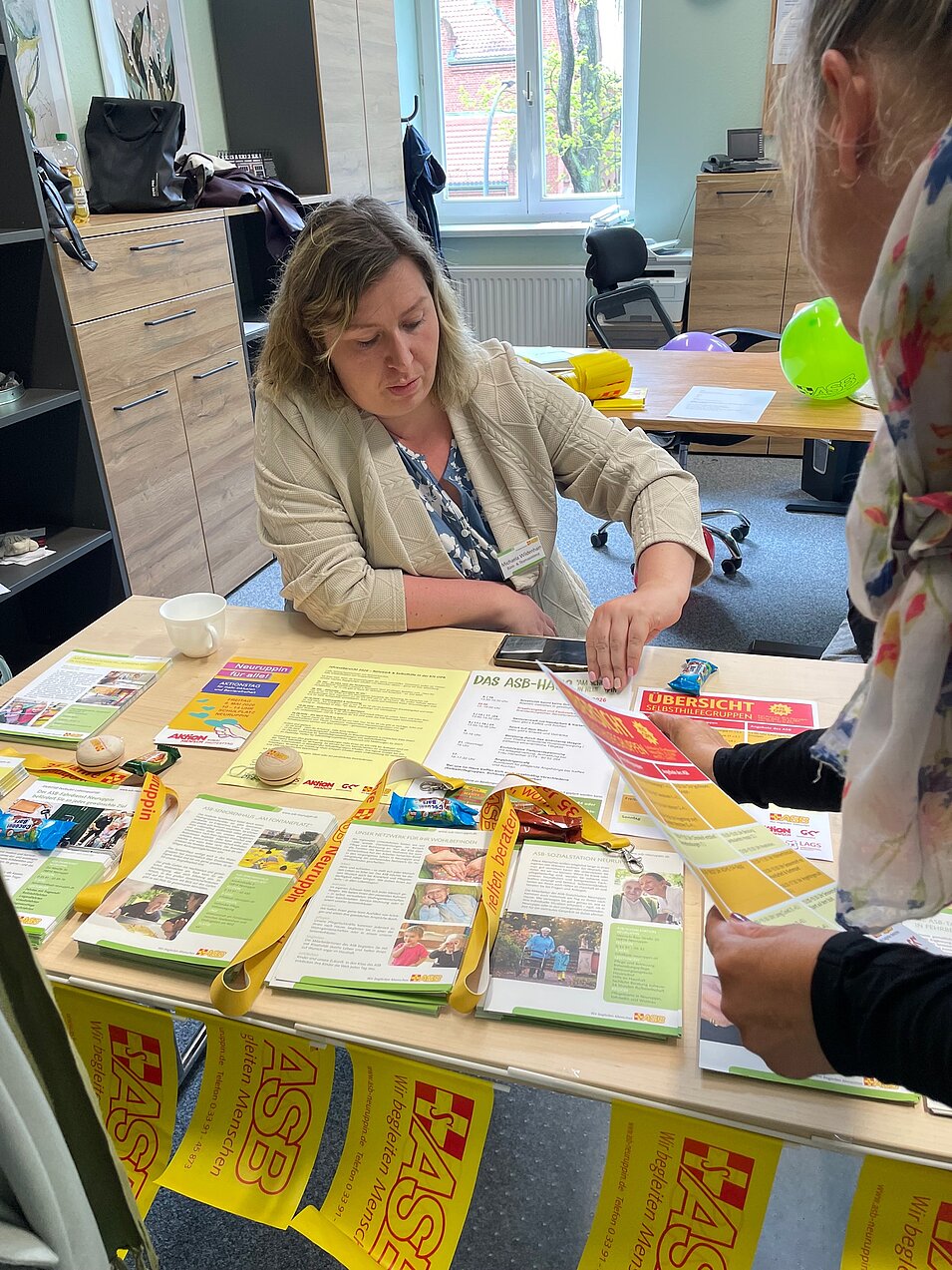 Info-Stand mit Broschüren im Büro