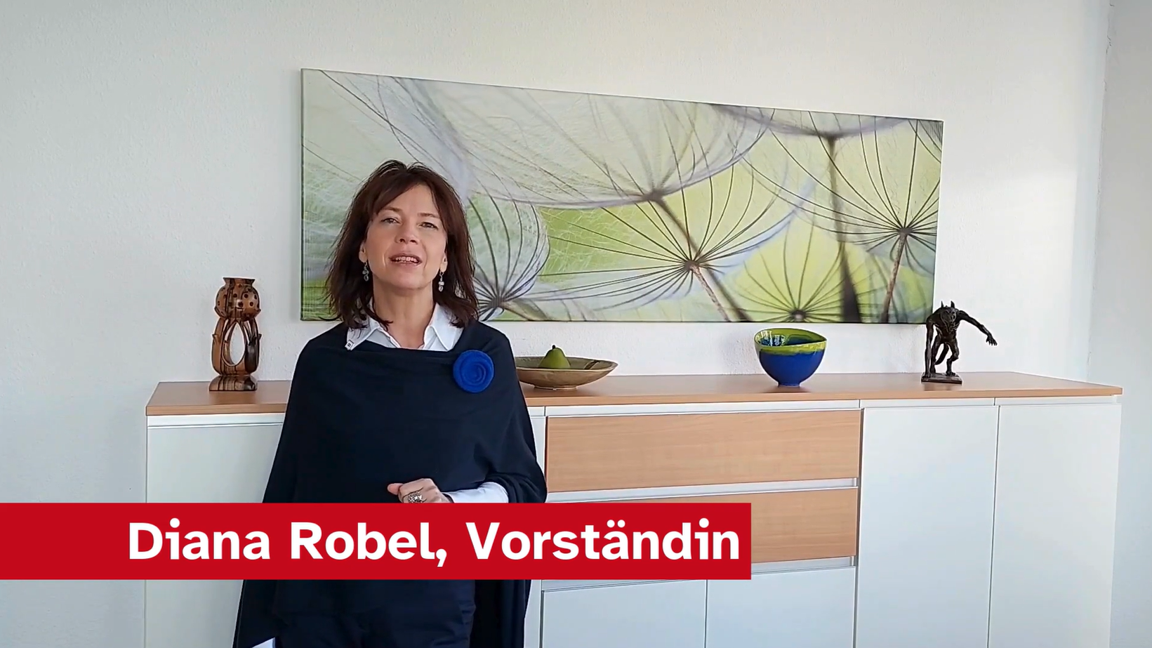 Frau vor Sideboard und Wandbild