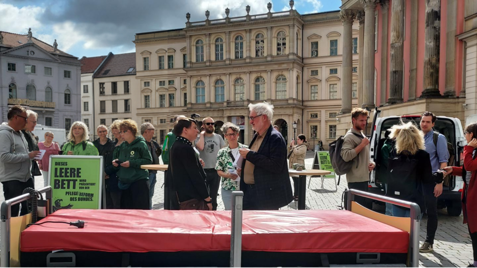 Protestaktion mit Klinikbett auf Platz