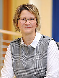 Porträt einer lächelnden Frau mit Brille