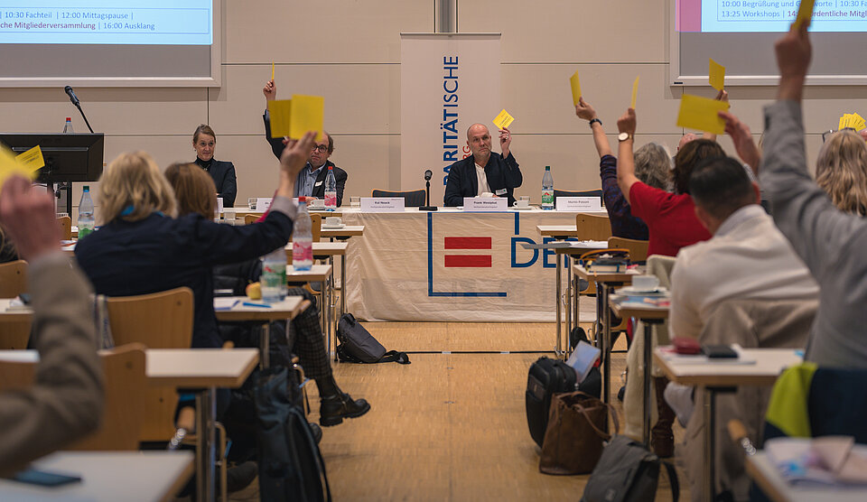 Abstimmung im Hörsaal mit gelben Karten