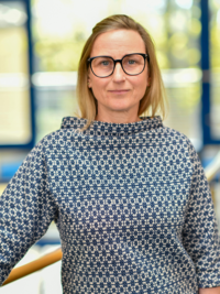 Gloria Pöthke: ©Michael Lüder Porträt einer Frau mit schwarzer Brille