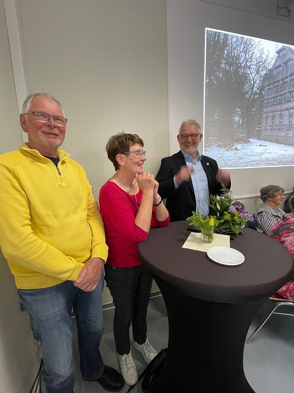 Drei Personen bei Veranstaltung