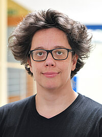 Julia Schultheiss: ©Michael Lüder Porträt einer Person mit Brille