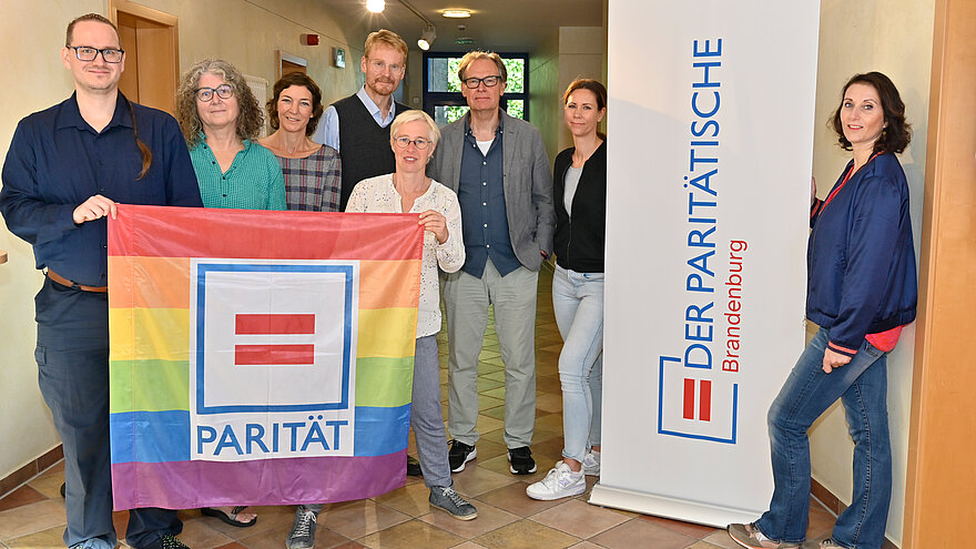 Gruppe mit Parität-Flagge im Flur