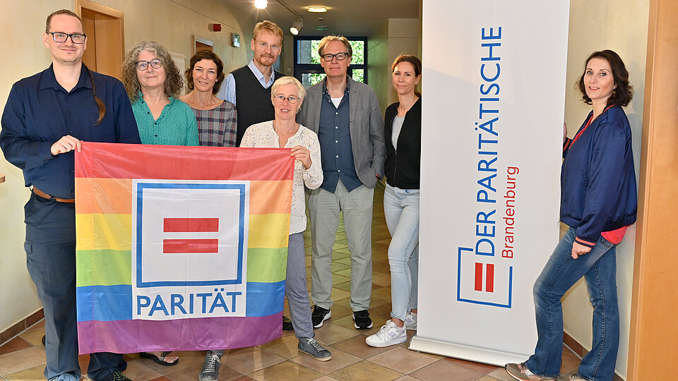 Gruppe mit Parität-Flagge im Flur