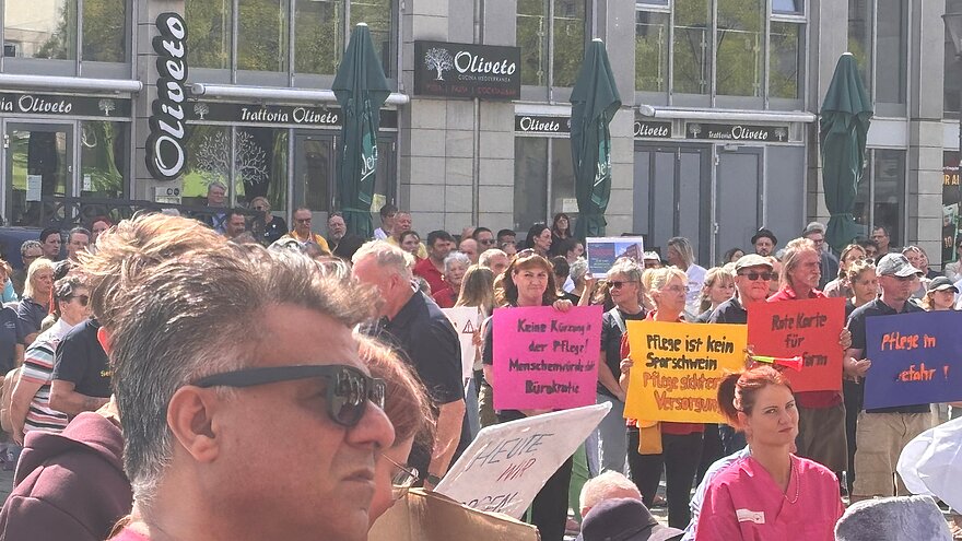 Demonstration mit bunten Protestschildern