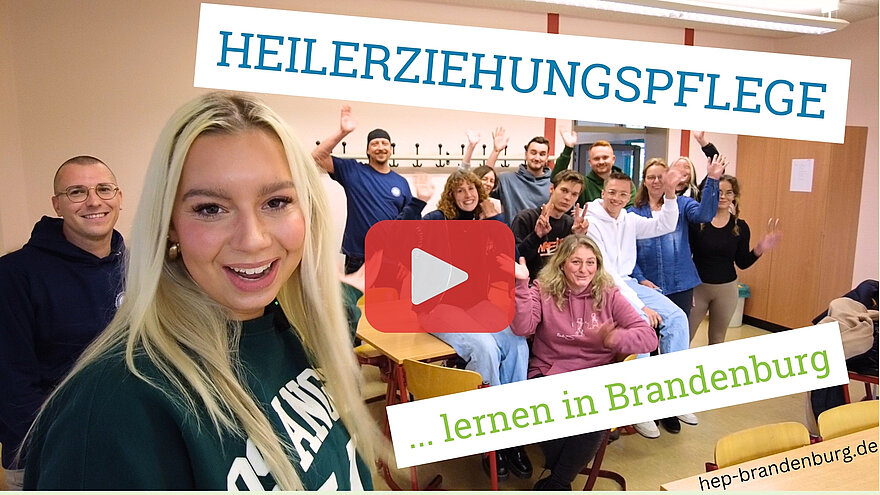 Gruppe winkt im Klassenraum