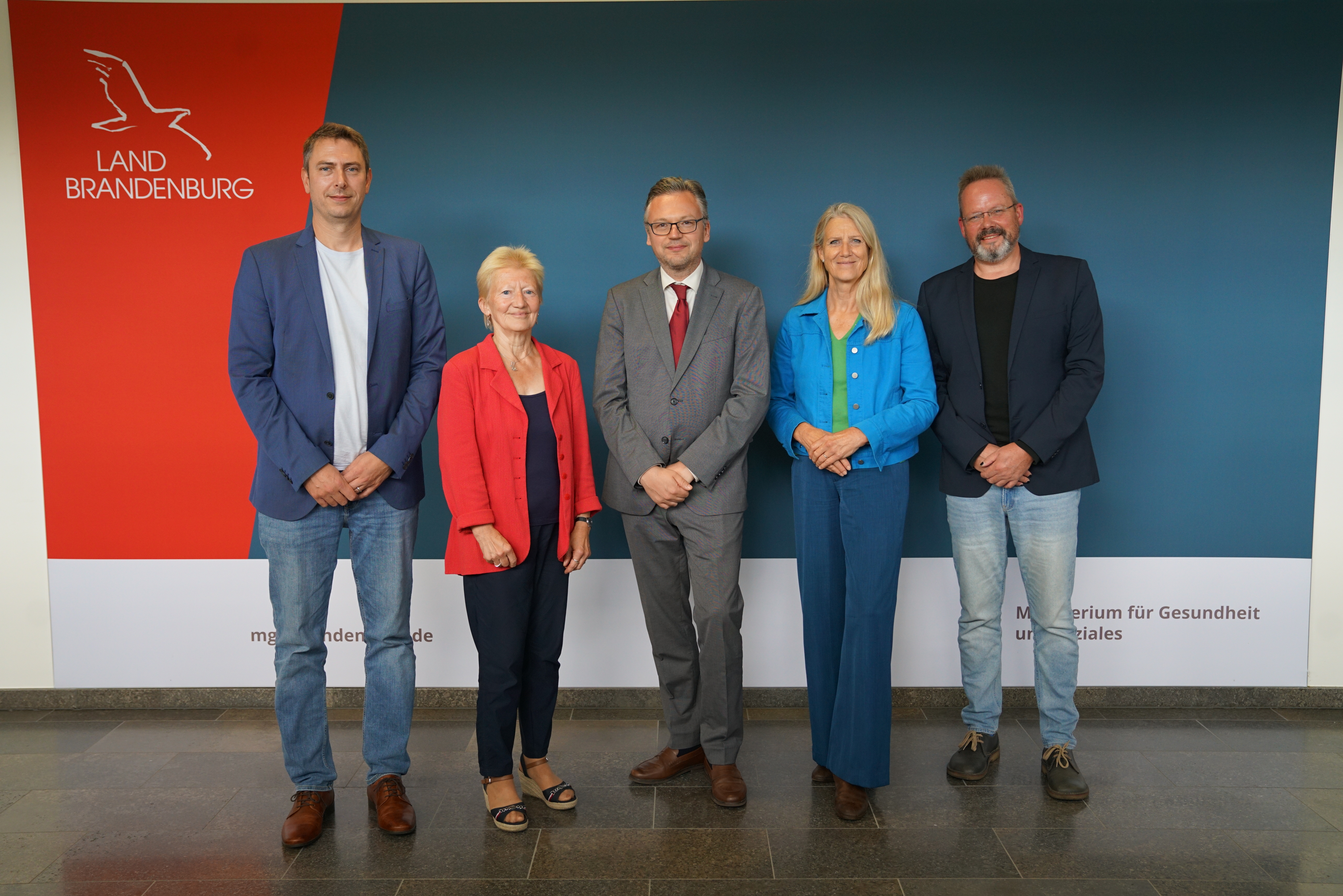 die Gesprächspartner beim Treffen mit dem MGS stehen nebeneinander